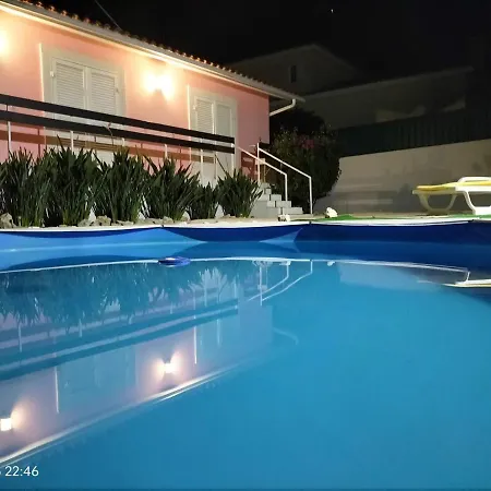 In A Rustic House With Swimming Pool 塞辛布拉